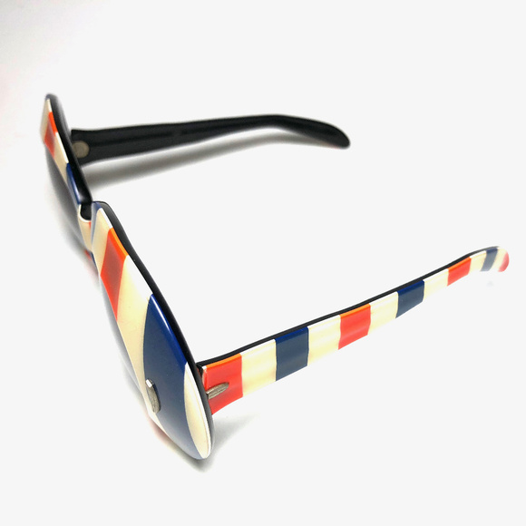 American Patriot Stripes Flag Wayfarer Sunglasses - Picture 4 of 5